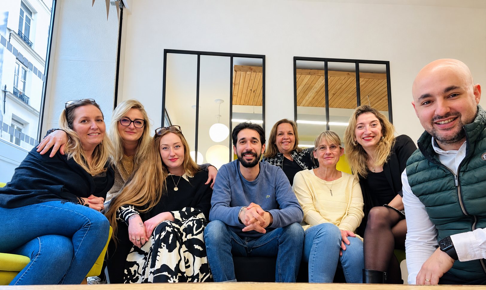L’équipe d’AISTHESIS Formation, souriante, posant ensemble dans un bureau lumineux.