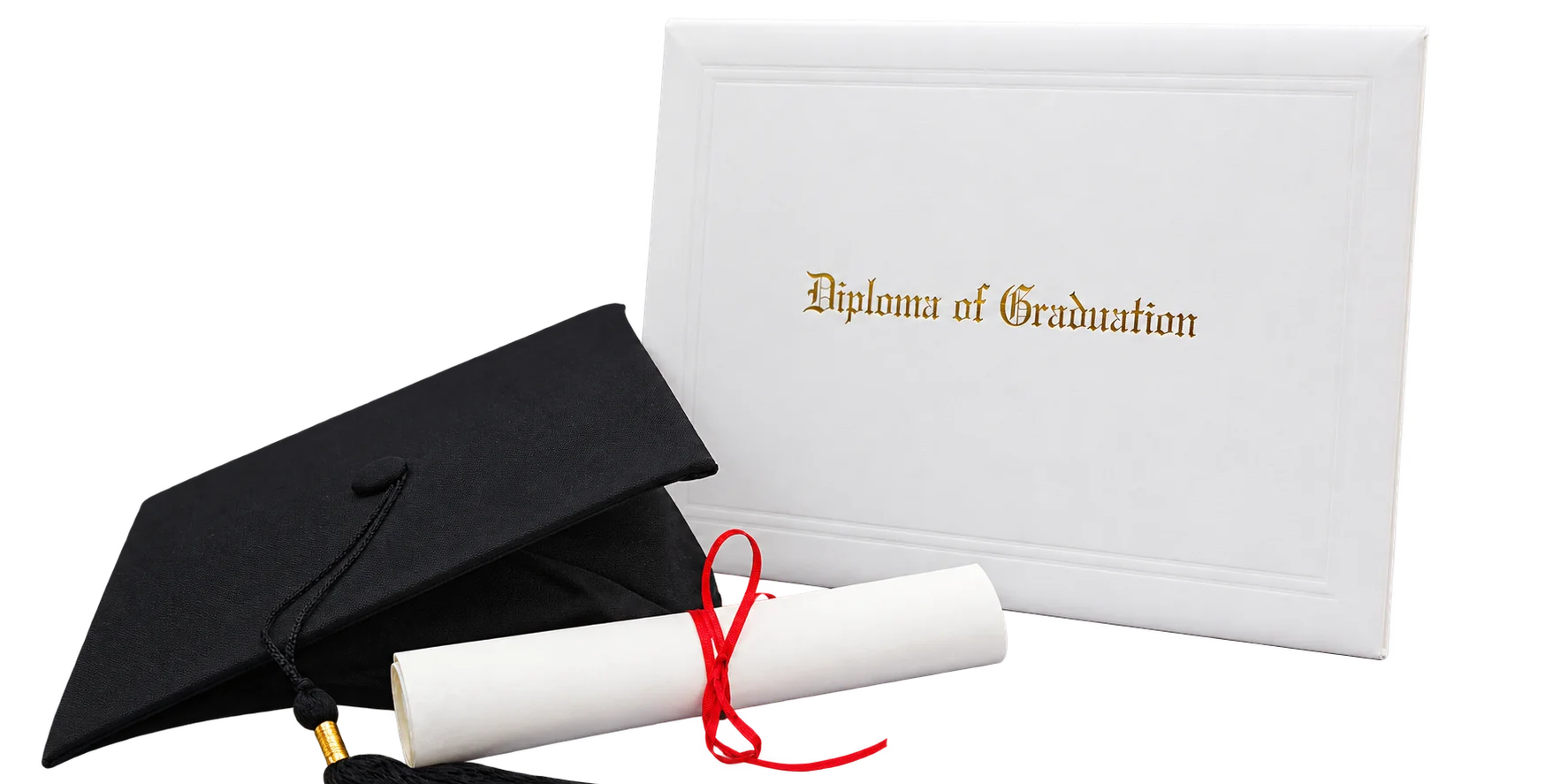 Pochette de diplôme blanche, toque noire et diplôme roulé.